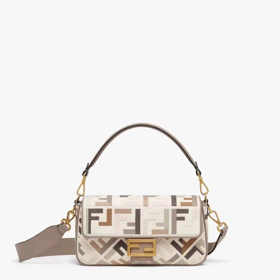 9319c9aae808369b070b623f905cebb.jpg FENDI Hot Classic Baguette - Image 1