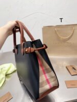 Burberry Tote handbag size:  33 26cm - Image 4