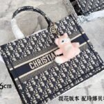 Dior presbyopia embroidery tote size L: 42 * 35* 18.5 cm  M: 36 * 27.5* 16.5 cm  S：26cm mini：20cm