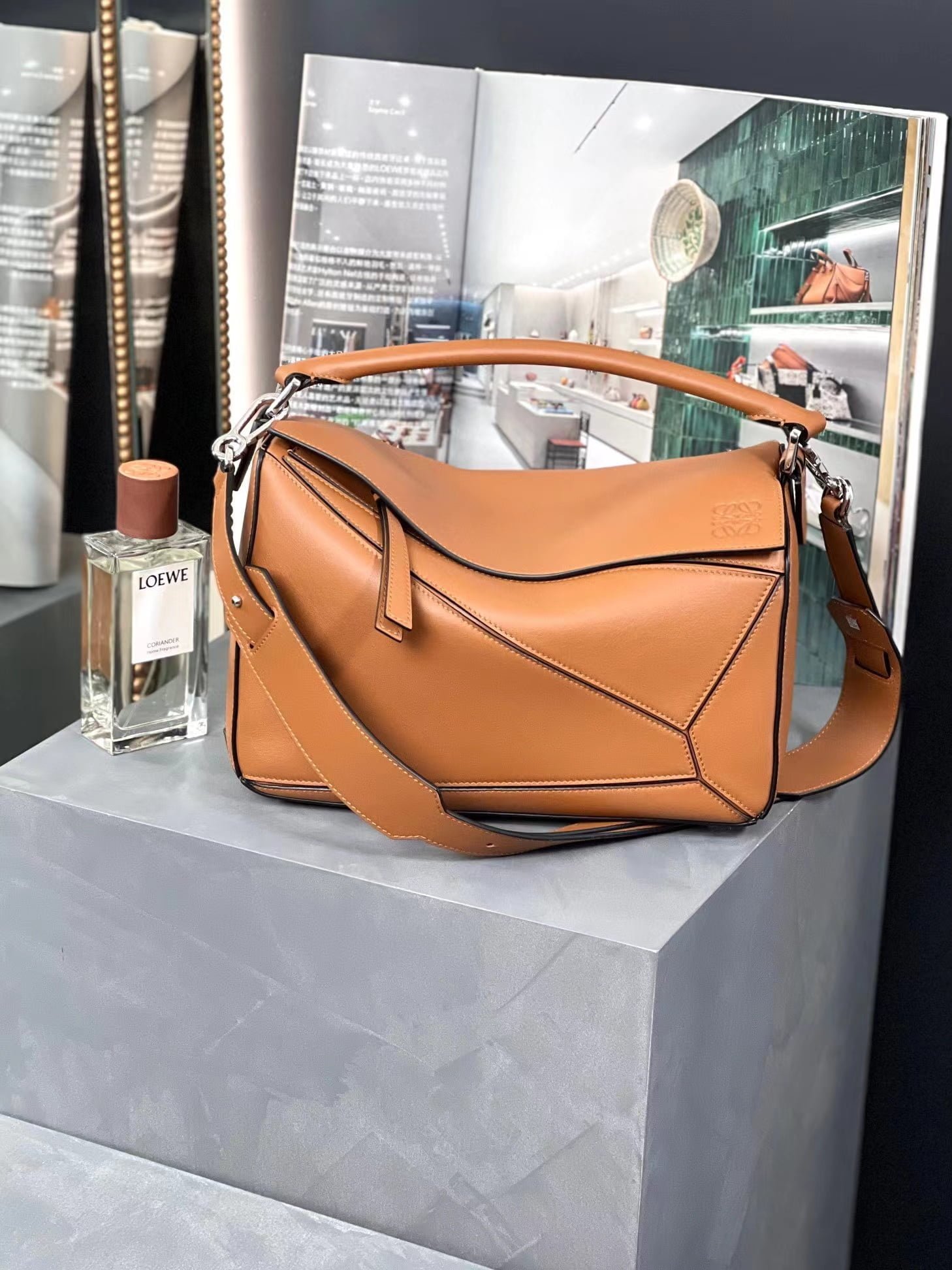 微信图片_20231002180412.jpg Luo Family Classic Puzzle Medium Handbag - Image 1